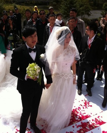 八卦频道 张杰谢娜结婚 闻谢娜结婚  婚礼正在举行,谢娜幸福流泪