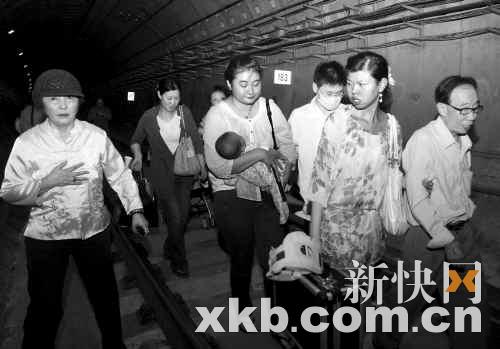 在上海地铁十号线事故现场，乘客有序疏散撤离。新华社发