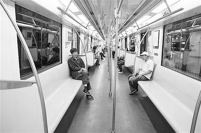 9月27日19点，上海地铁10号线以时速45公里限速运行，逐步恢复运营。在老西门站，恢复通车后的第一辆列车上乘客很少。 资料照片