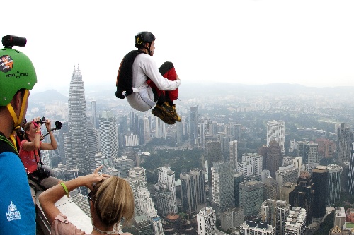 图文:吉隆坡塔国际跳伞节 从高空跳下