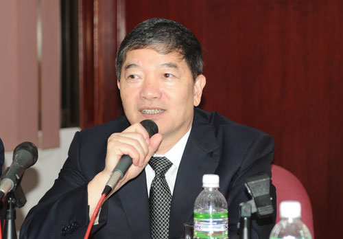 任启亮在马来西亚槟州华人大会堂与当地侨领座谈。