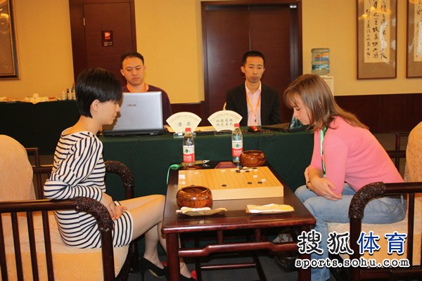 图文:兵圣杯女子围棋赛首轮 唐奕对阵科瓦莱娃