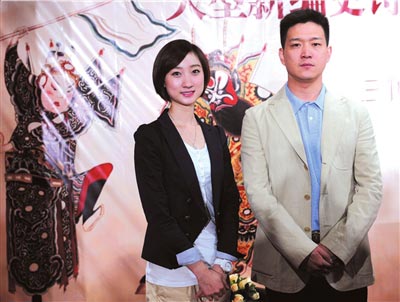 窦晓璇(左),张建峰出席发布会本报记者王俭摄