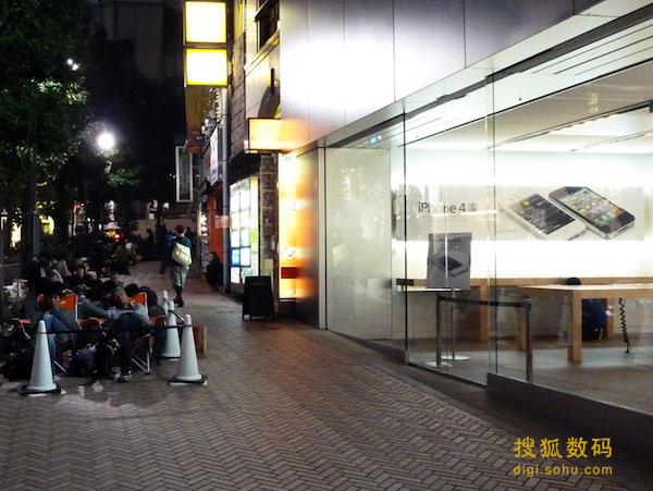 日本Shibuya苹果店发售前11个小时排队的人群