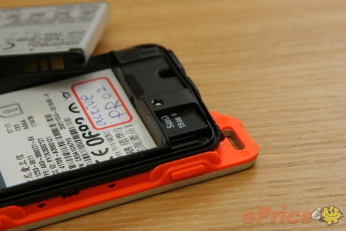 电池取下后才能装 SIM 卡。
