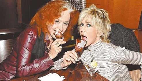 出席音乐会的资深歌手邦妮莱特(左)和女星珍芳达，在派对开心吃雪糕。