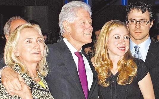 美国前总统克林顿跟妻子希拉里和女儿出席基金会十周年的音乐会。