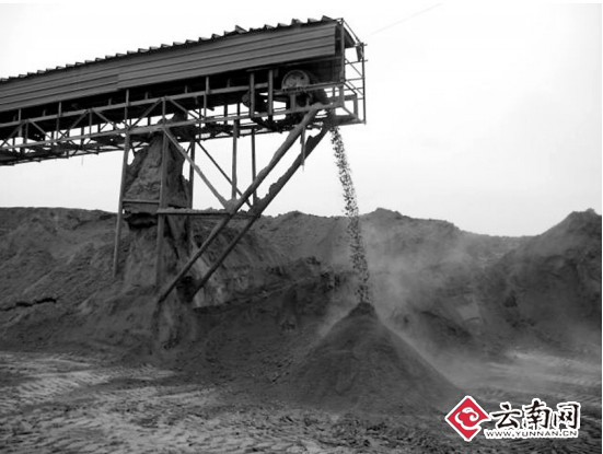 云南600万吨磷渣露天堆放 距牛栏江支流仅700米