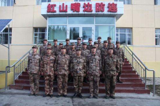 驻新疆红山嘴边防连退伍老兵在大雪封山前提前下山(组图)