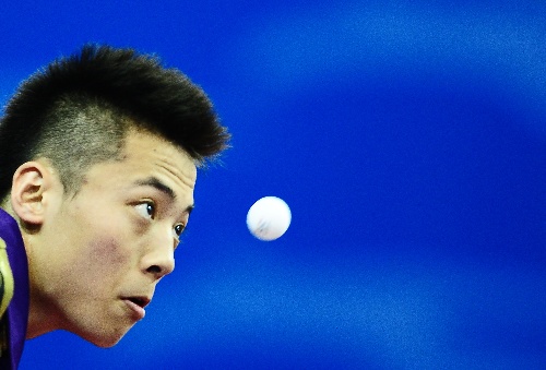 图文:城运会乒乓球赛况 宋鸿远在男单比赛中