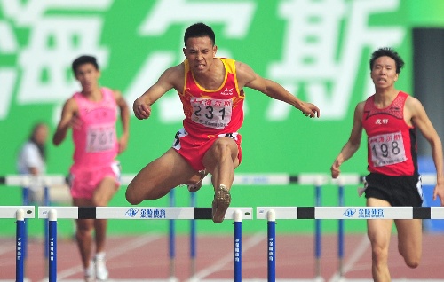 图文:男子400米栏徐向超夺冠 跨栏瞬间