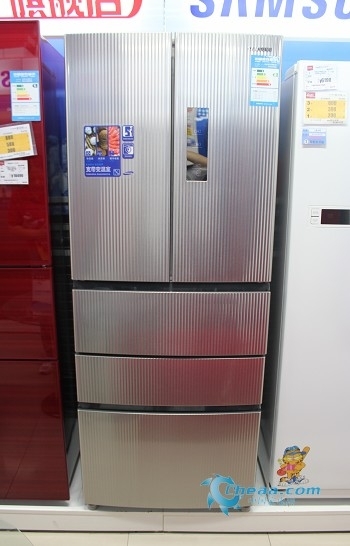 三星冰箱BCD-410DNIS创新的金属条纹面板，让人过目难忘，放在家中能够彰显您的不俗品味。