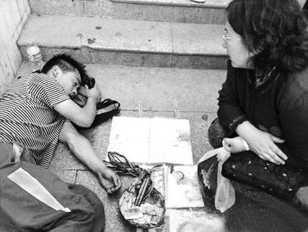 小图：张尚武曾经靠街头乞讨为生。