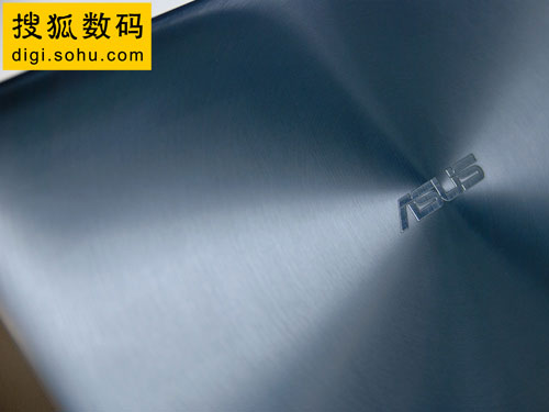 华硕ZENBOOK UX21外壳上的同心圆拉丝纹