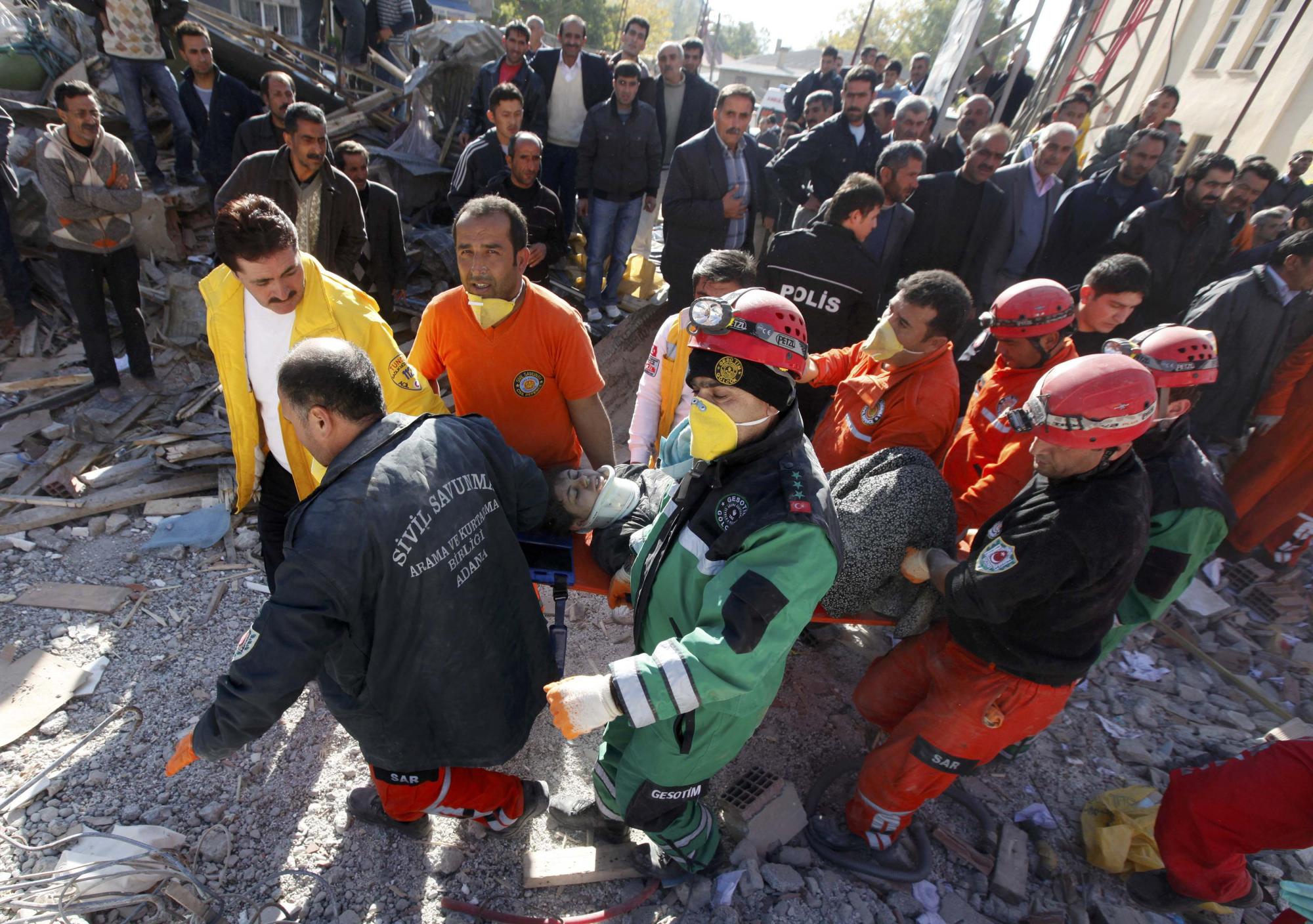 救援人员从废墟中抬出一名幸存者