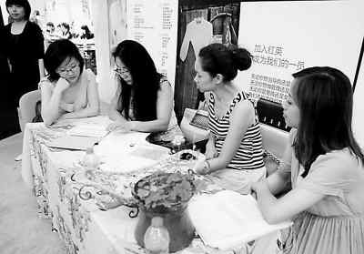 图为海归招聘会上，求职海归与民营企业招聘代表接洽。根据“海归就业力调查”报告，民营企业成为吸纳海归人才的主力军。