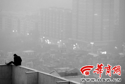 小强坐在30层高楼楼顶 实习记者 王乐 摄