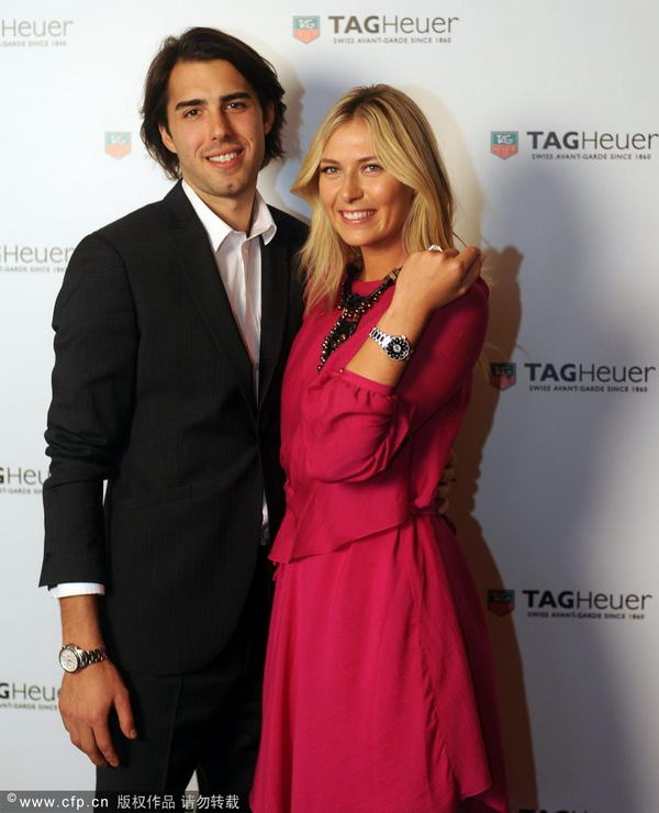 (0)   当地时间2011年11月1日,伊斯坦布尔,网球巨星莎拉波娃携手未婚