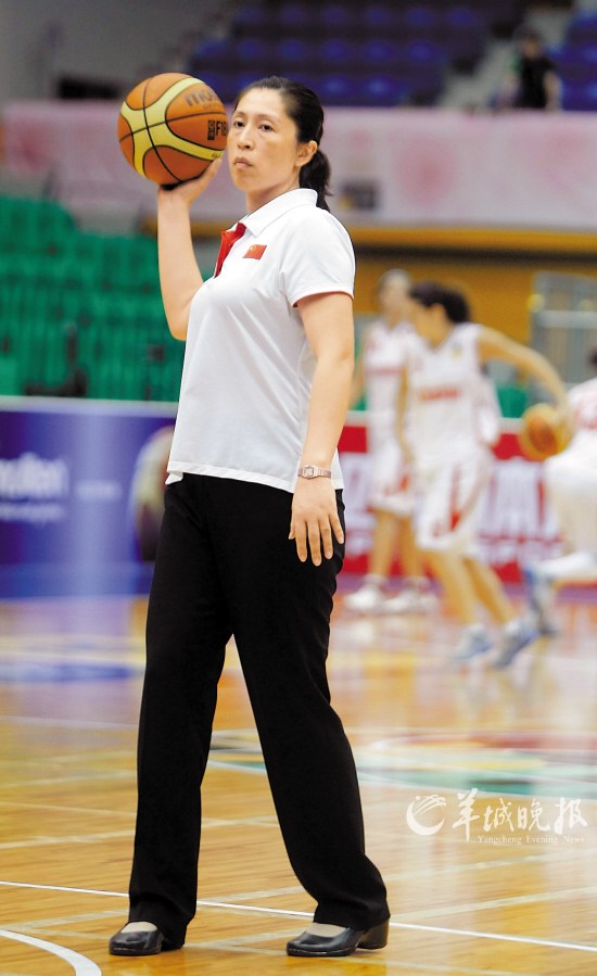 国家女篮助理教练,广东篮排中心副主任郑薇(见右图,cfp供图)在wcba