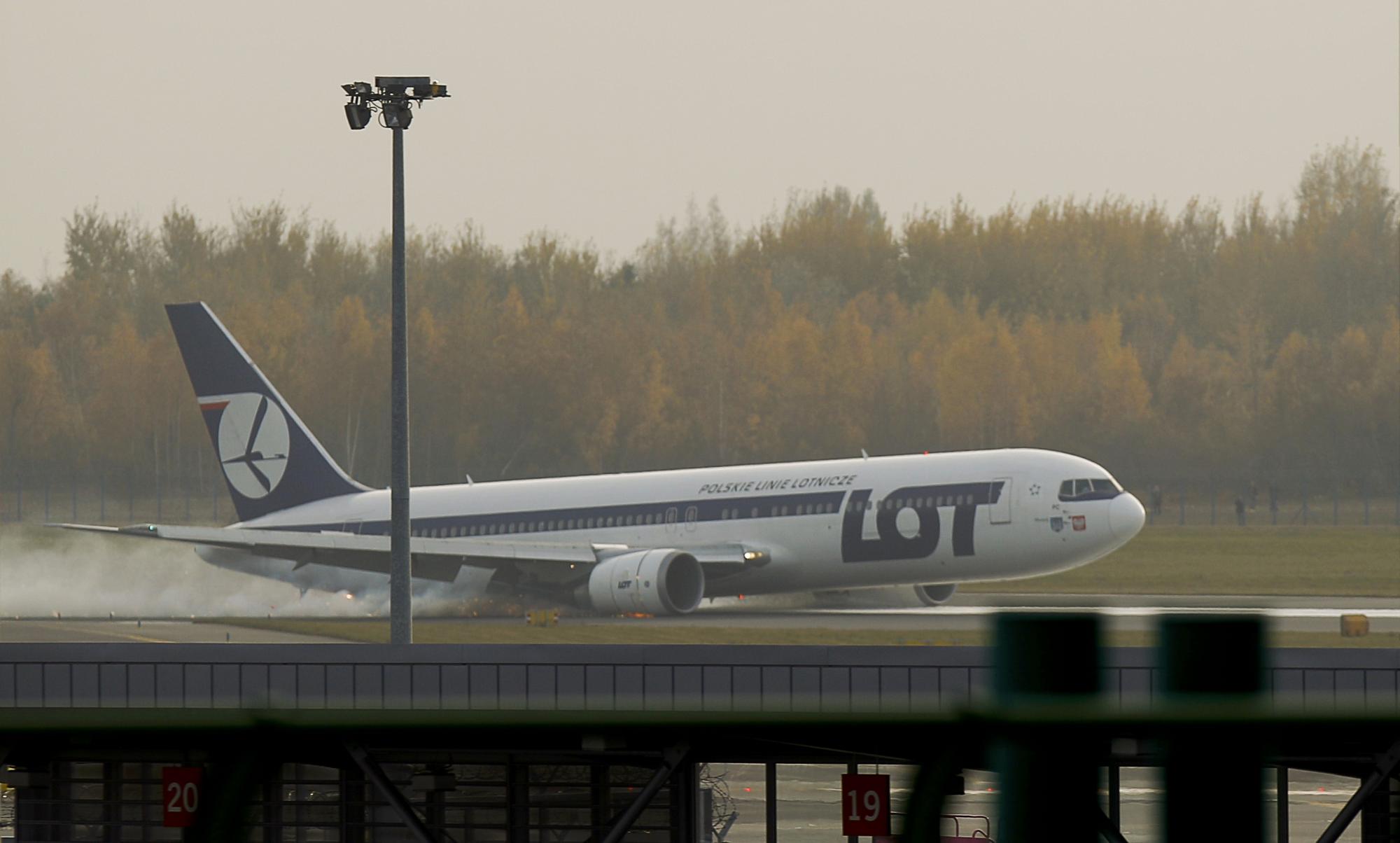 11月1日下午,一架波兰航空公司的波音767客机,在华沙肖邦机场成功迫降