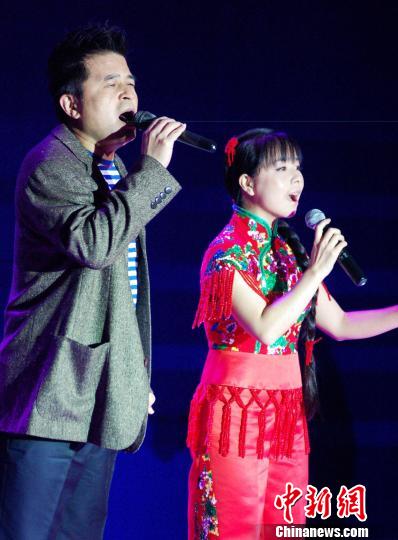 毕福剑与2007年星光大道优秀选手王二妮合唱的《爱是你我 张芹 摄