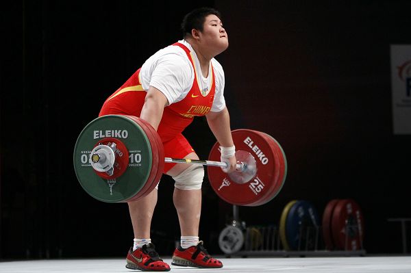 图文:举重世锦赛女子75kg 周璐璐正在试举