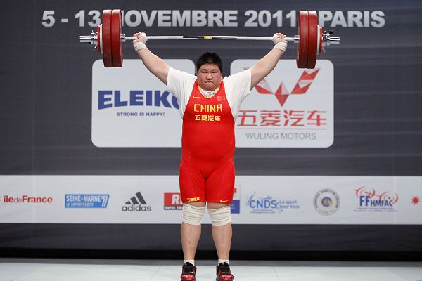 组图:女举75kg 周璐璐2金1银 手捧鲜花很开心