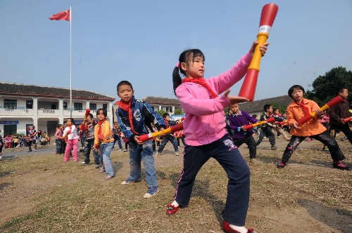 圖文:瑤族舞蹈編入小學課間操 動作不太齊