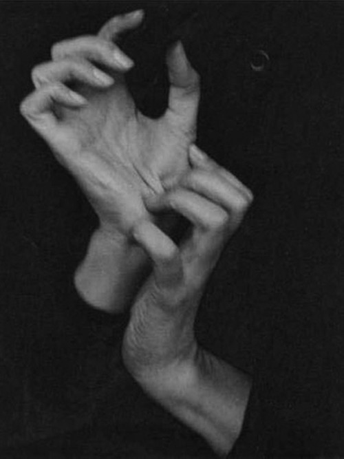 Alfred Stieglitz Georgia O’Keeffe (Hands) 2006ŦԼոĳ147Ԫ
