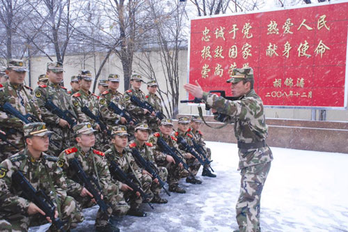 武警新疆邊防總隊新兵雪中集訓(圖)