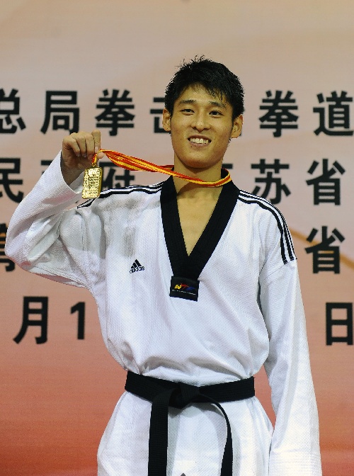 图文:跆拳道全国冠军赛 宋双在领奖台上