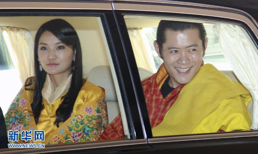 11月16日,不丹国王吉格梅·凯萨尔·纳姆耶尔·旺楚克(右)和王后耶特