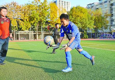 北京南湖東園小學青年城分校足球隊的小隊員在訓練中.