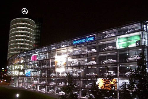 这座橱窗式楼体的设计充分展现了慕尼黑奔驰中心的繁荣景象