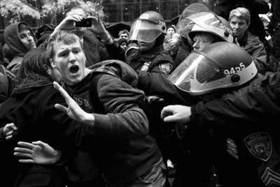 11月17日,美国纽约,占领华尔街运动的一名示威者在一场警民冲突中试