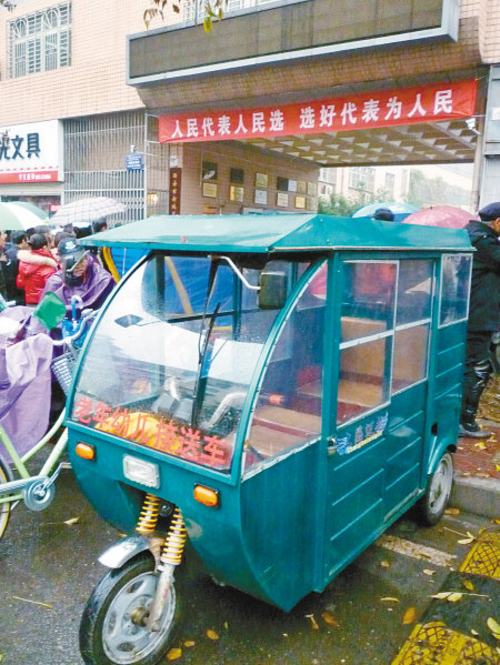 黃河小學門口一輛改裝後的電動三輪車在等著接學生