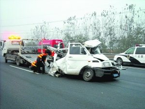 北京南五环六车相撞致两死四伤 车辆逆行是主因(图)