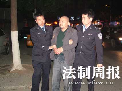 在逃亡中当上酒店店长的姜宏炳被民警抓获。