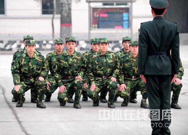 图文:国乒军训闭营仪式 男队员蹲着