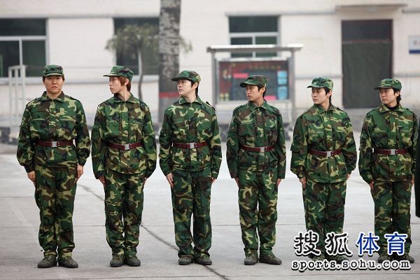 圖文:國乒軍訓彙報演出 女兵亮相