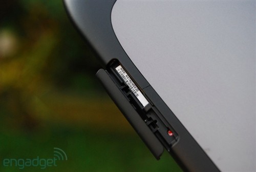 Xoom2 ߱ micro-HDMI  micro-USB ӿڣԼ SIM ۺͳڣû䱸չ̨ۣ Xoom2 ش洢ռΪ 16GB