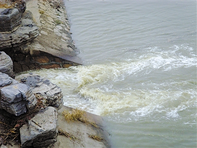12月7日,清河河道内的排水口正在排出污水