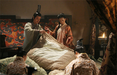 剧照:刘恒(刘牧饰)与妻窦漪房(罗忆楠饰)为母缝制坐毡
