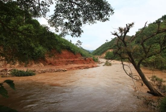 越南在中越分界河兴建河堤 致中国国土流失(图)