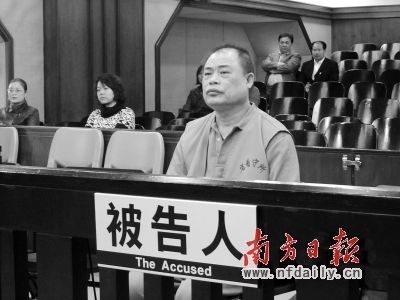 杨光亮在法庭上听判.黄盛琦 摄