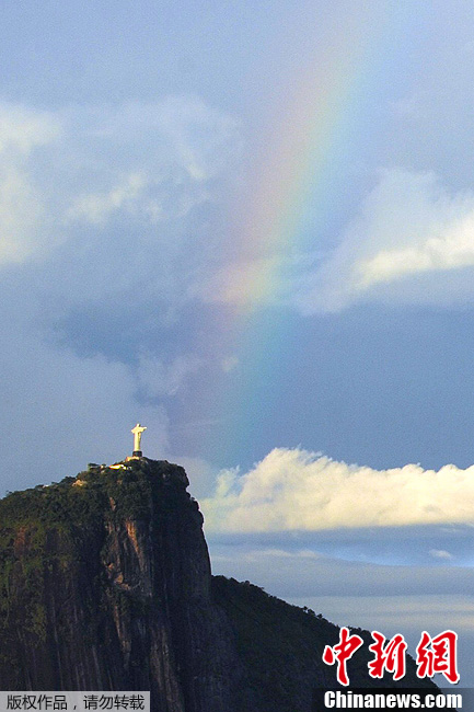 巴西耶稣雕像上空出现彩虹被称神迹组图