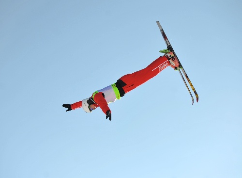 周航滑雪运动员图片