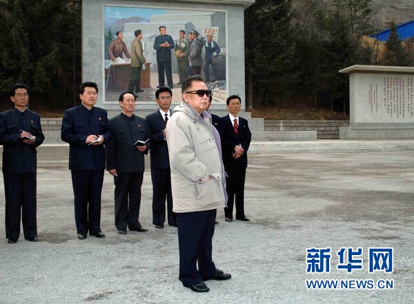 资料图片：朝鲜中央通讯社2011年4月22日提供的照片显示，朝鲜最高领导人金正日视察了惠山青年矿山。新华社／朝中社