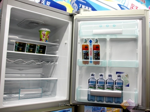 对于时下比较流行的速冻技术，这款冰箱也是丝毫不逊色。冰箱对冷冻室集中供冷，使冷冻食品快速通过最大冰晶生成带，保持食物原汁有气味。