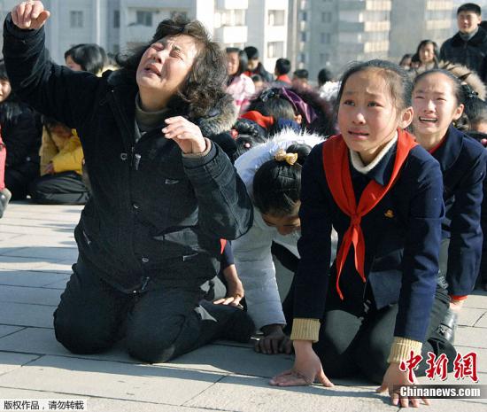 12月19日，朝鲜平壤市民聚集悼念金正日。据朝鲜官方媒体报道，朝鲜国防委员长金正日于17日上午8时30分逝世。